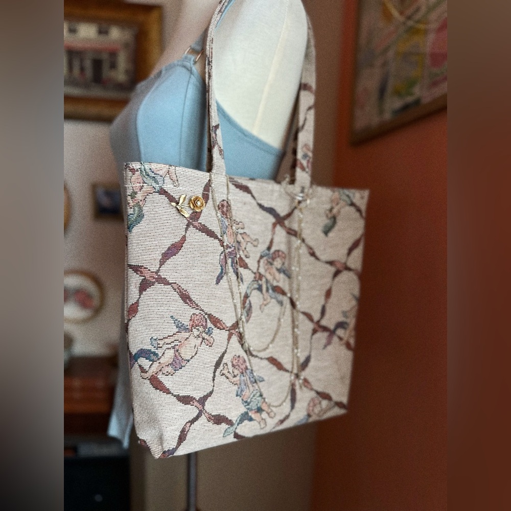 The ultimate Renaissance dream girl bag. 🕊️✨